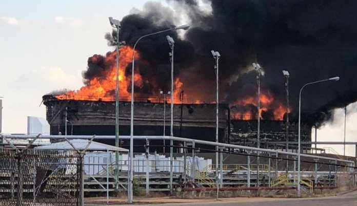 Explotan tres tanques de almacenamiento de petróleo en Venezuela