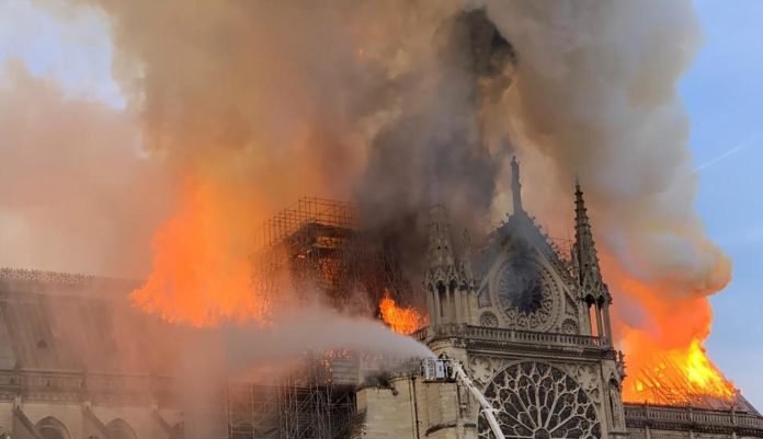 Corto circuito es causa probable de incendio en Notre Dame. Foto: AFP