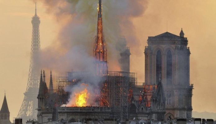 Notre Dame: Obreros que restauraban la catedral violaron la prohibición de fumar. (AP).