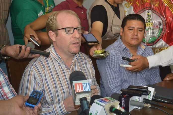 El gobernador Adrián Oliva en conferencia de prensa en la ciudad de Yacuiba.