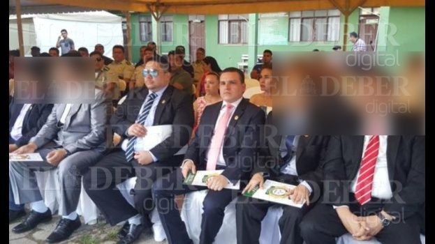 En la imagen (sin difuminar) se puede ver a la izquierda a Pedro Montenegro Paz y a su lado a Robin Justiniano, hijo del coronel Medina.