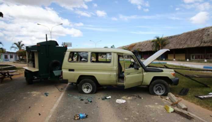 Una camioneta militar atravesada en la comunidad de Kumarakapay tras un choque entre indígenas pemones y miembros de la Guardia Nacional el 22 de febrero del 2019. (Reuters).