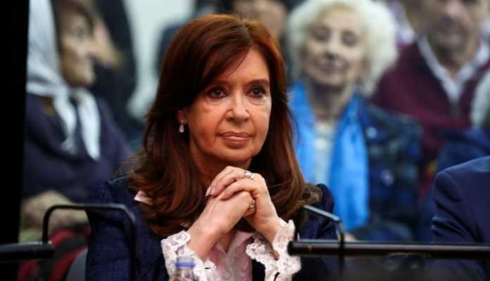 Cristina Kirchner se sienta en el banquillo de los acusados en la denominada Causa Vialidad. (Reuters).