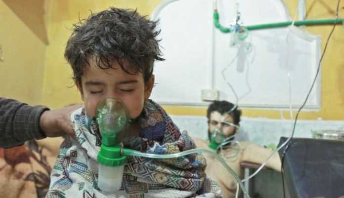Imagen de febrero del 2018 que muestra a niños y adultos recibiendo tratamiento por un presunto ataque químico en la región oriental de Ghouta, en las afueras de la capital siria, Damasco. (Foto: AFP)