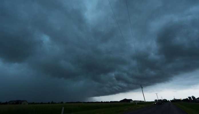 Tornado azota los suburbios de Kansas City. (AFP).