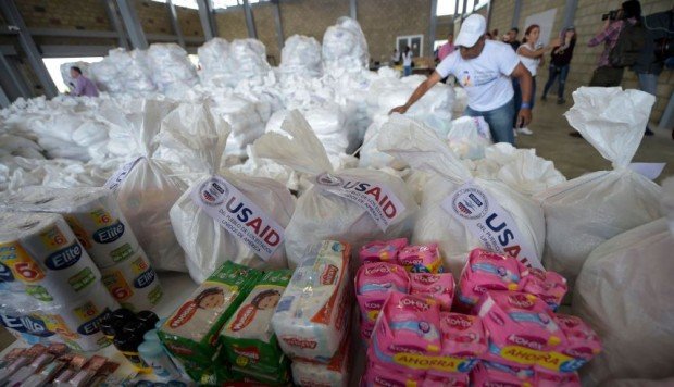 El primer intento de llevar a Venezuela ayuda humanitaria desde Colombia terminó el 23 de febrero en violentos enfrentamientos con la fuerza pública venezolana. En la imagen, la ayuda almacenada en Cúcuta. (Foto: AFP)