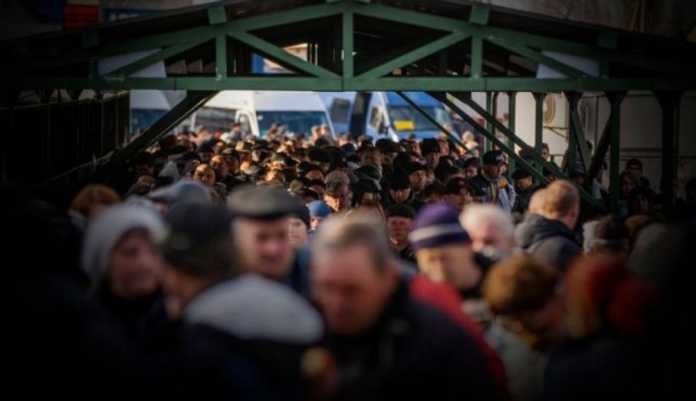 Muchos no comen ni beben por miedo a tener que ir al baño. No porque no haya servicios, sino porque no quieren perder su turno. (Foto: ED RAM)