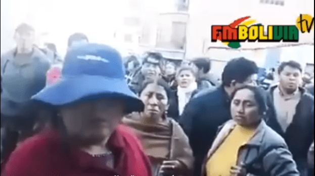 Periodista es agredido por productores de coca al detalle Periodista es agredido por productores de coca al detalle