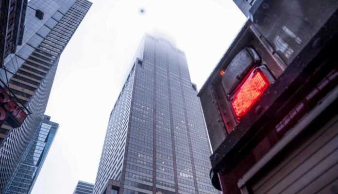 EN VIVO: Un helicóptero se estrelló este lunes contra un rascacielos en el medio de Manhattan, causando la muerte del piloto, según informaron los bomberos de Nueva York, Estados Unidos. (AFP)