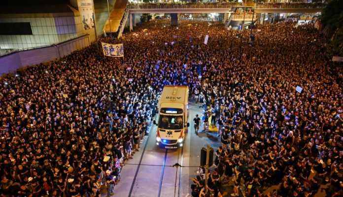 A pesar de la multitud, una ambulancia no tuvo inconvenientes para llegar a asistir a un ciudadano que se había desmayado. Foto: AFP