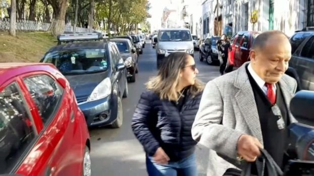 La esposa de Montenegro junto a su abogado en la ciudad de Sucre