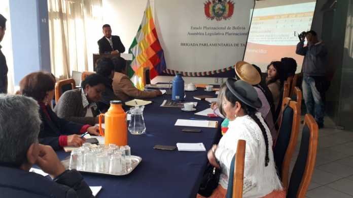 El fiscal departamental, Aimoré Álvarez Barba, brindó un informe a los parlamentarios sobre casos de violencia a la mujer.