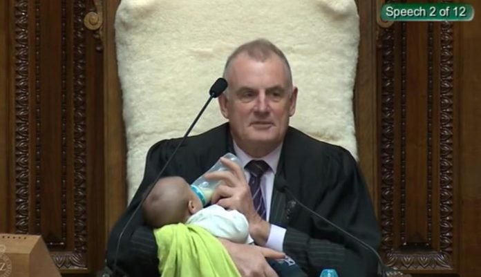 Trevor Mallard | Presidente del Parlamento de Nueva Zelanda da el biberón al hijo de un diputado durante el pleno. Foto: Twitter @SpeakerTrevor