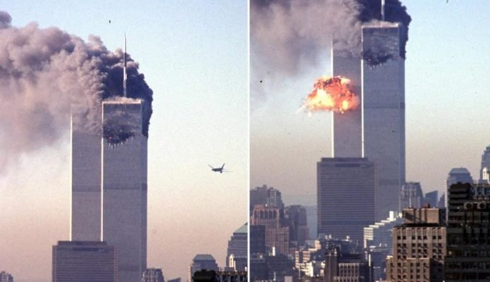 El momento en el que uno de los aviones secuestrados por los terroristas de Al Qaeda se estrella con una de las Torres Gemelas de Nueva York. (AFP).