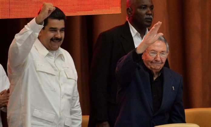 La sanción contra Castro, de 88 años, se anunció un día después de que el presidente estadounidense, Donald Trump, acusara a Maduro de haber “vendido el alma de su nación a una dictadura extranjera”, la cubana, mientras la Casa Blanca pedía al mundo reforzar su presión a Cuba por su “papel directo” en la crisis venezolana. (Foto: AFP).