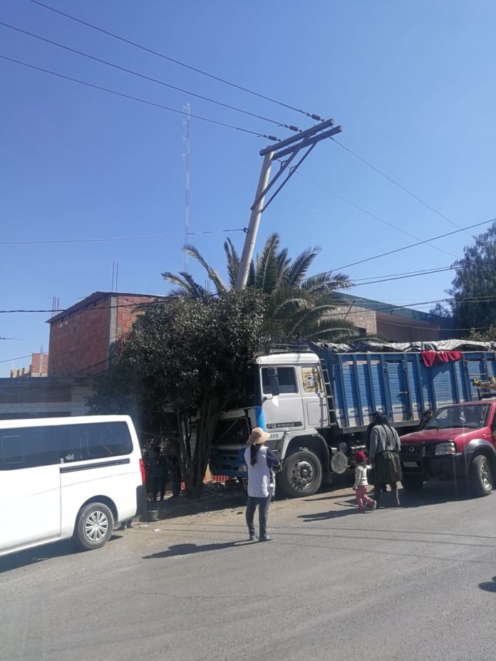 Camión choca con una linea de trasmisión provocando corte de luz en la ciudad de Tarija