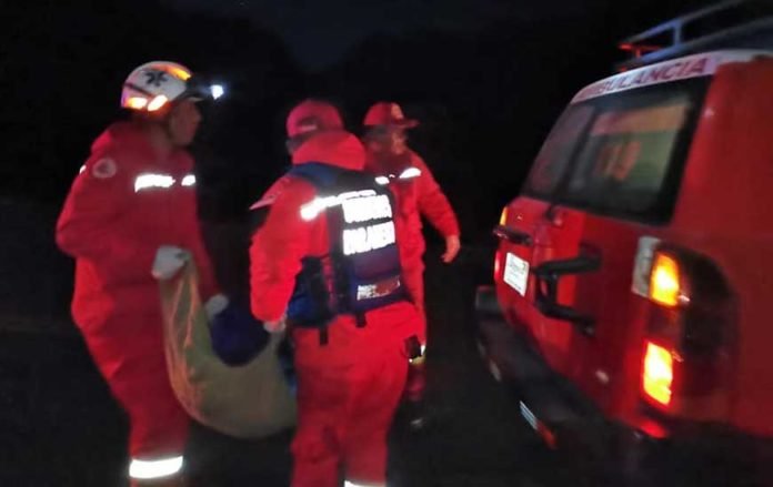 Bomberos atendieron a los afectados. Foto: Policía.