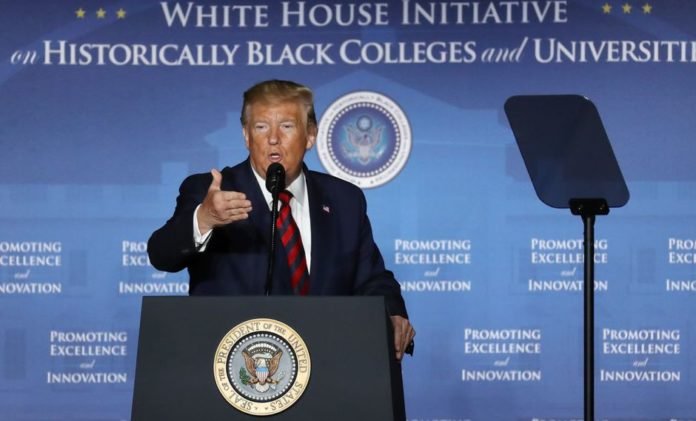 Para Donald Trump esta orden refuerza la capacidad para usar potentes sanciones con el objetivo de atacar a los terroristas y sus partidarios y privarlos de apoyo financiero, material y logístico en todo el mundo. (AFP)