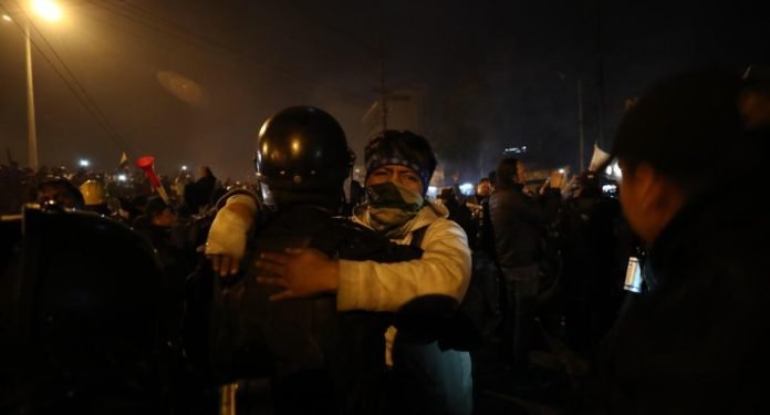 Las calles de Quito, que hasta hace unas horas eran escenario de violentos enfrentamientos entre policías y manifestantes opositores al decreto 883, se han convertido en el lugar de encuentro entre ambos bandos. (EFE)