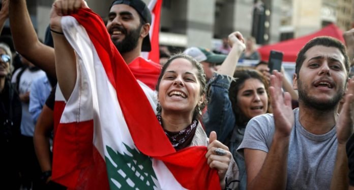 Los libaneses celebran la renuncia del primer ministro Saad Hariri. (AFP / Patrick BAZ).