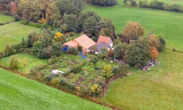 Vista aérea de la granja donde un padre y seis hijos permanecían secuestrados en Ruinerwold, norte de Holanda. (AFP / ANP / ANP / Wilbert Bijzitter).