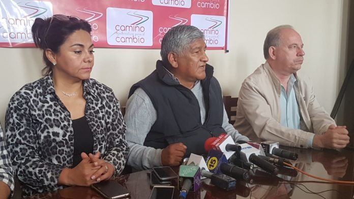 Dirigentes de CDC en conferencia de prensa en la bancada de UDA.