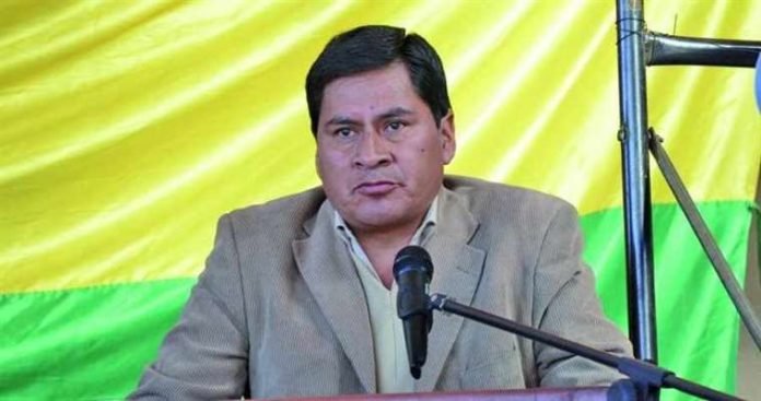 Fue elegido gobernador en 2005 y pertenece al Movimiento Al Socialismo.