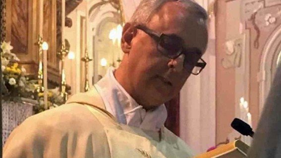 En la grabación se escucha cómo el sacerdote italiano Michele Mottola desoye el pedido de la niña de detenerse y le dice que “es solo un juego, no hacemos nada malo”. Según el testimonio de la madre de la víctima, el párroco se había ganado la confianza de la familia con visitas frecuentes y regalos.