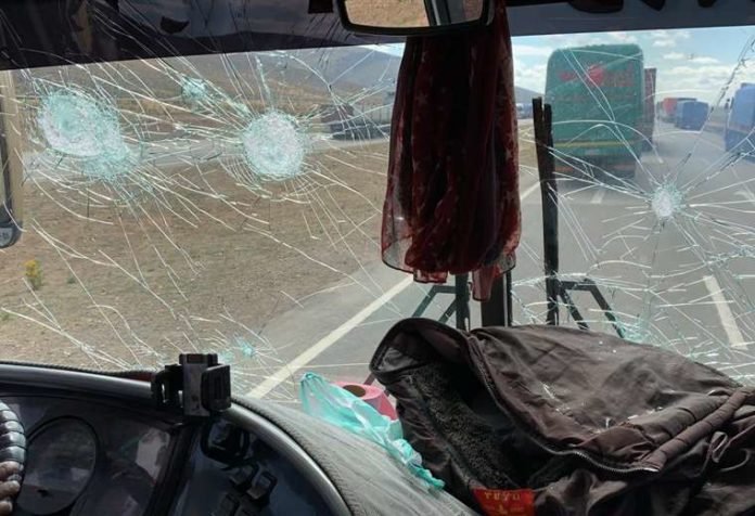 La caravana que partió ayer de la Villa Imperial llegó a la ciudad de Oruro, pero en su salida hacia la sede de Gobierno, según las esposas de los dirigentes de Comcipo, fueron atacados por los campesinos.