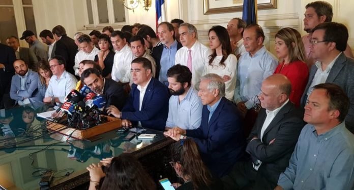 El Presidente del Senado Jaime Quintana fue el encargado de leer el acuerdo, que calificó de