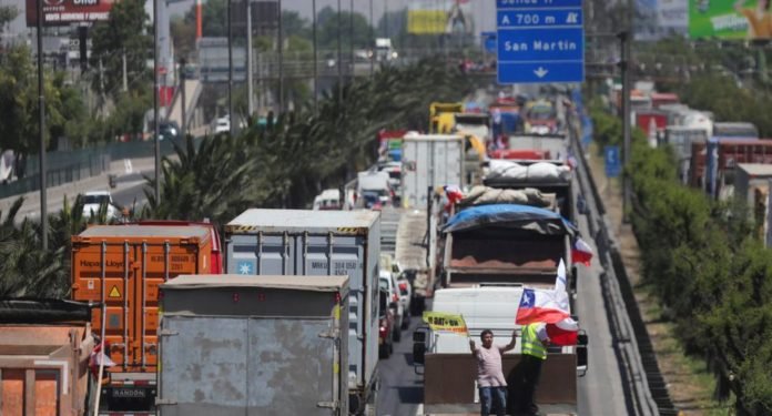 Protesta contra los peajes en Santiago de Chile genera caos en autopistas. (Foto: Reuters)