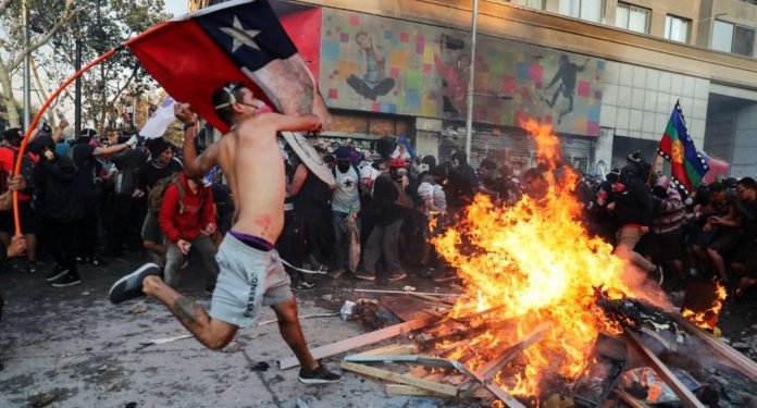 Violencia y huelga general agitan Chile con masivas movilizaciones. (Foto: Reuters).