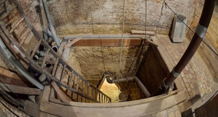 Durante la inauguración del acceso, se representa una reconstrucción de un túnel utilizado anteriormente para escapar de la antigua Alemania Oriental (RDA) en Bernauer Strasse. (Foto: AQFP)