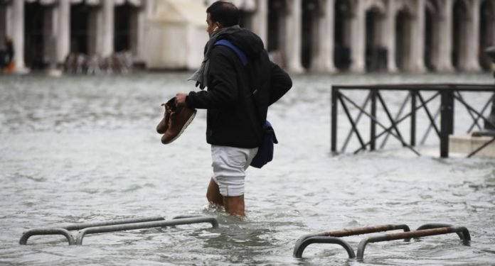 A la ciudad ha llegado el exministro del Interior y líder de la Liga, Matteo Salvini, mientras que este jueves visitó Venecia el exmandatario y fundador de Forza Italia, Silvio Berlusconi. (Foto: AP)