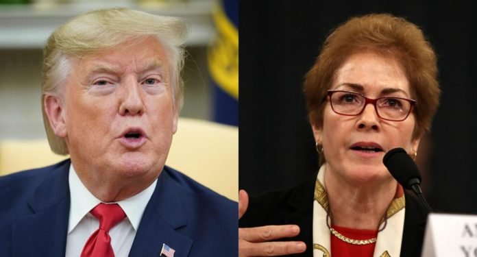 Yovanovitch (derecha), quien ha acusado a Trump (izquierda) de haber presionado para sacarla del cargo, estuvo al frente de la embajada estadounidense en Kiev entre 2016 y mayo pasado. (Foto: AFP)