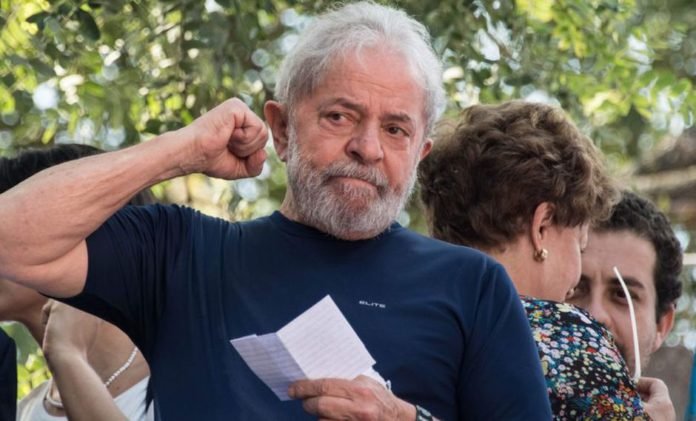 En esta foto de archivo tomada el 7 de abril de 2018, el ex presidente brasileño (2003-2011) Luiz Inácio Lula da Silva hace un gesto después de asistir a una misa católica en memoria de su difunta esposa Marisa Leticia, en el edificio del sindicato de trabajadores metalúrgicos en Sao Bernardo do Campo, en el área metropolitana de Sao Paulo, Brasil. (Foto: AFP).