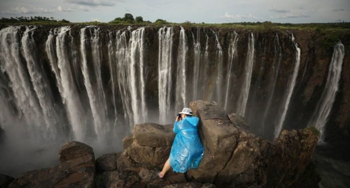 Esta fotografía de Cataratas Victoria fue tomada antes de la llegada de la temporada seca a la zona, en enero del 2019. (Foto: Reuters)