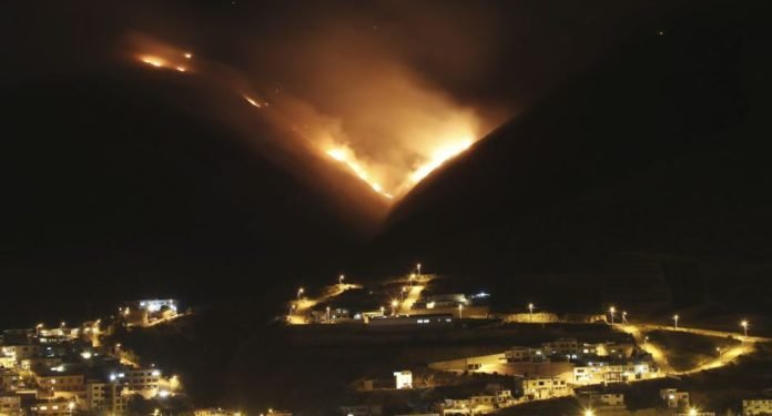 El fuego comenzó el martes por la mañana e inicialmente se desplegaron 200 bomberos y 80 militares para intentar controlar el siniestro. (Foto: AP)