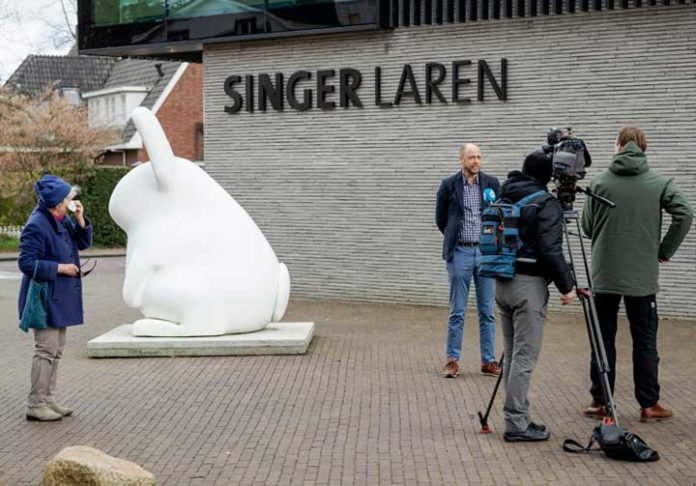 El director del museo holandés Singer Laren, Evert van Os, habla con la prensa por el robo de un Van Gogh, el 30 de marzo de 2020