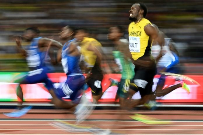 Usain Bolt (dcha) y los demás atletas corren durante la final de los 100 metros lisos del Mundial de Londres 2017, el 5 de agosto de ese año en la capital británica