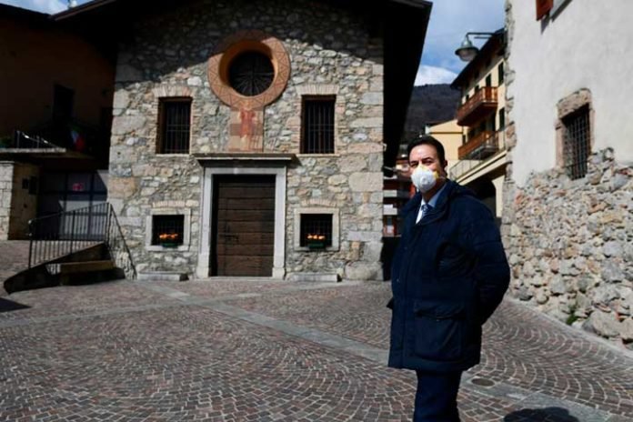 El alcalde de la localidad italiana de Vertova, Orlando Gualdi, forografiado el 24 de marzo de 2020