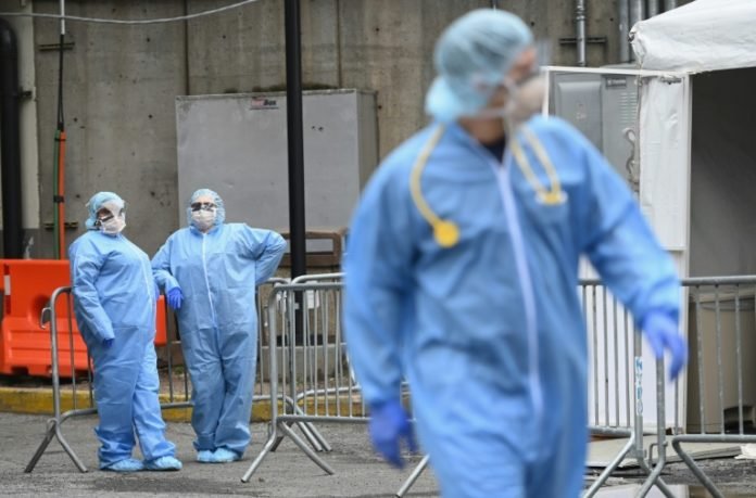 Personal médico en una carpa para exámenes de COVID-19 fuera del Brooklyn Hospital Center, en Nueva York, el 20 de marzo de 2020