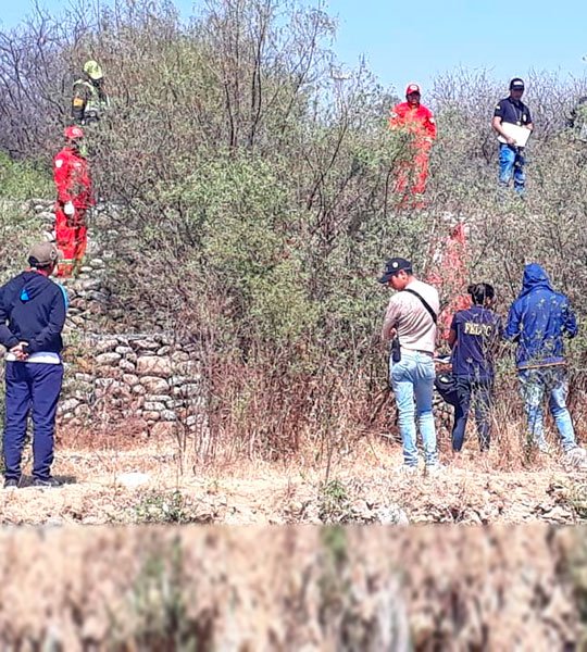 Efectivos de la Unidad de Bomberos realizando el levantamiento de un cadáver