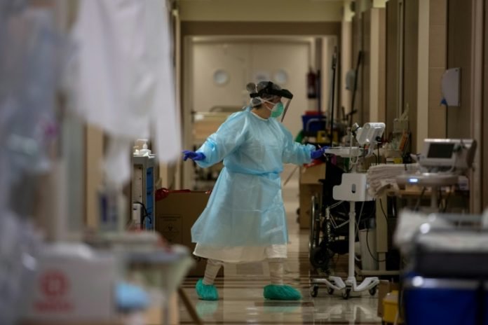 Una sanitaria se ocupa de unos pacientes de coronavirus ingresados en la clínica privada CEMTRO de Madrid el 17 de abril de 2020