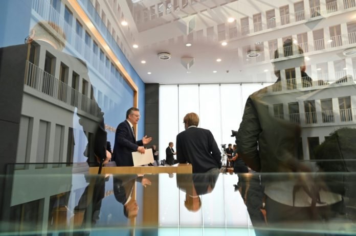 Lothar H. Wieler, presidente del Instituto Robert Koch, habla con los periodistas al final de una rueda de prensa el 17 de abril de 2020 en Berlín