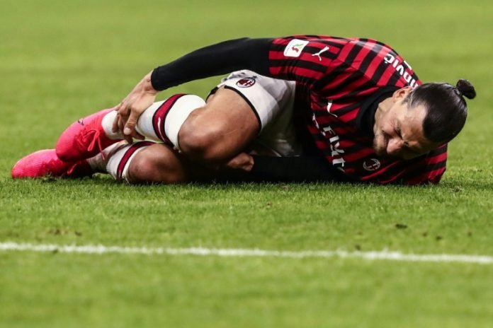 A sus 38 años, Ibrahimovic fichó por el AC Milan, club en el que ya había jugado de 2010 a 2012, en enero y pocas semanas después sufrió una lesión en el gemelo