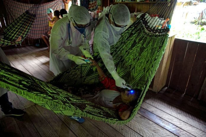 Trabajadores sanitarios del gobierno brasileño controlan por covid-19 a pobladores de la isla Marajó, en la desembocadura del Amazonas, el 23 de mayo de 2020