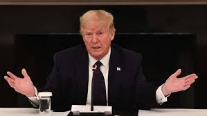 El presidente Donald Trump les dice a los periodistas que está tomando zinc e hidroxicloroquina durante una reunión con ejecutivos de la industria de restaurantes sobre la respuesta al coronavirus, en el comedor estatal de la Casa Blanca. (AP Photo/Evan Vucci)