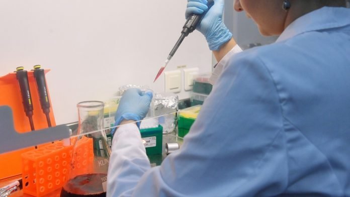 Una empleada del laboratorio prueba una vacuna contra el covid-19 en el Centro de Epidemiología y Microbiología Gamaleya.