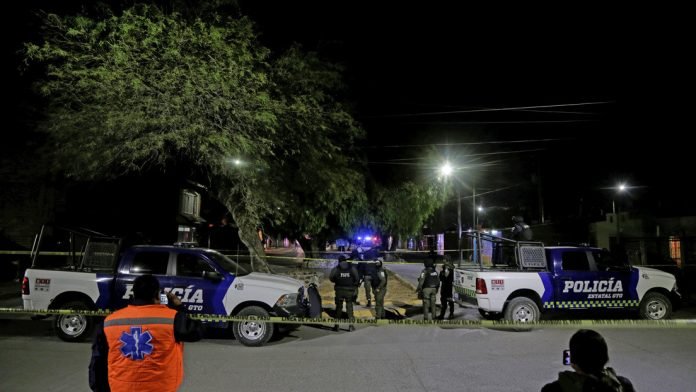 Policías resguardan la escena del crimen en Celaya, México, el 7 de enero de 2021.